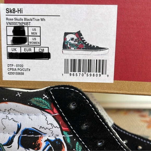 Vans WMNS Sk8-Hi
Rose Skulls Black/True White 
VN0007P6BT
Sneakers - Picture 16 of 16